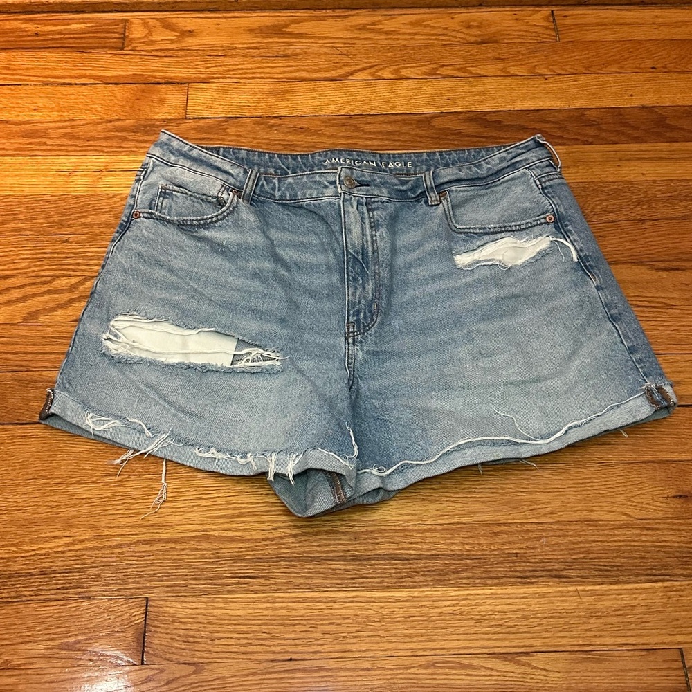 AE mom short